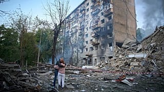 Residents react after a Russian missile hit an apartment building during Russia's combined missile and drone air attack in Kyiv, 17 June, 2025