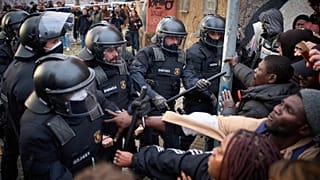 Migrants confront police as they begin carrying out eviction orders at an abandoned school building in Badalona, 17 December, 2025
